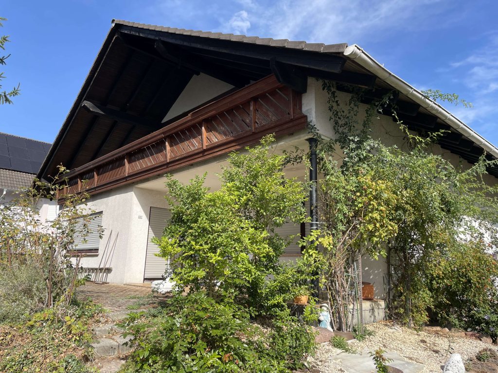 Zweifamilienhaus mit viel Platz und ausbaufähigen Souterrain – Bild 2