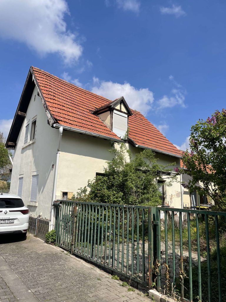 kleines Sanierungsbedürftiges Haus mit viel Grün und viel Ruhe – Bild 3