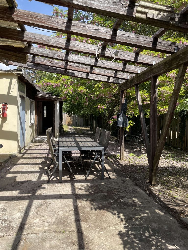 kleines Sanierungsbedürftiges Haus mit viel Grün und viel Ruhe – Bild 2